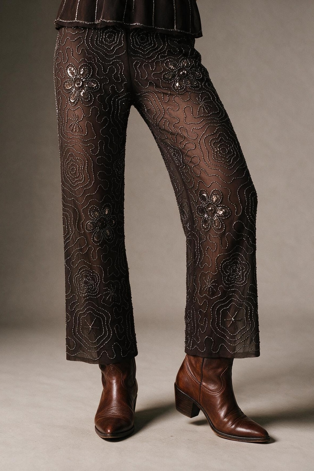 Pantalones Anchos Tejidos con Lentejuelas Marrones y Cuentas Florales Pantalones Anchos Tejidos con Lentejuelas Marrones y Cuentas Florales