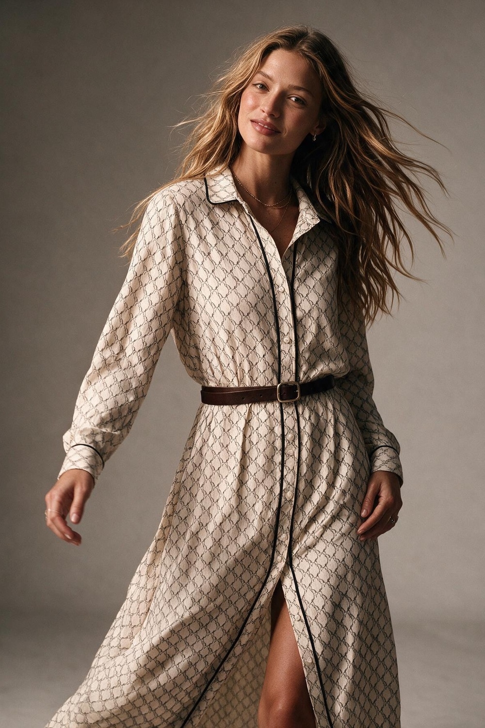 Vestido camisero maxi con cintur&oacute;n y estampado de caballos crema