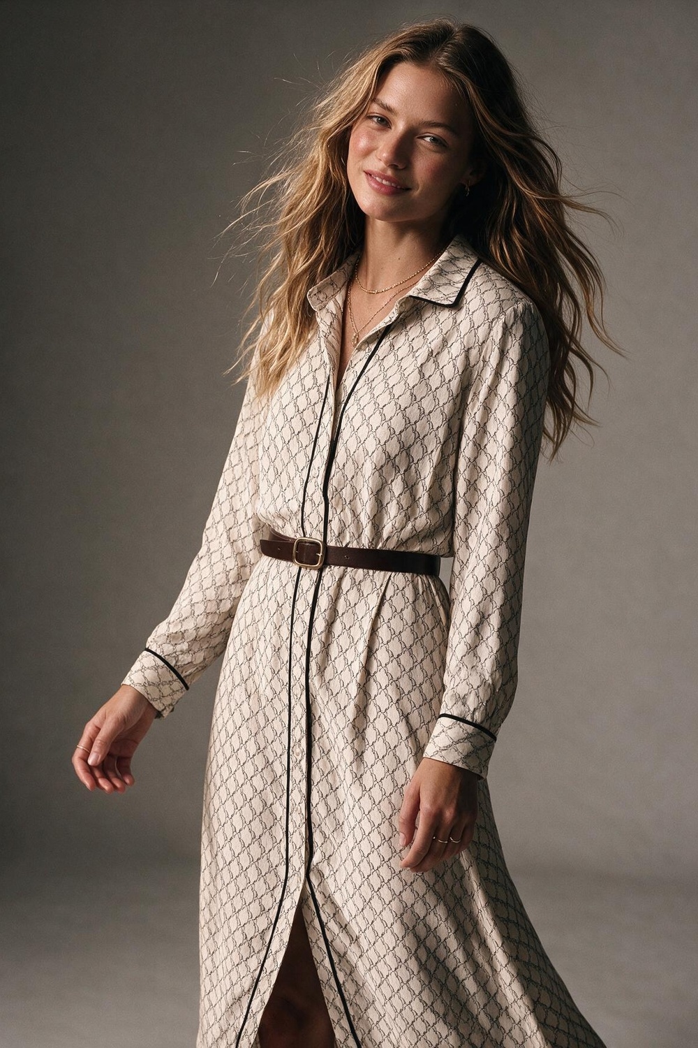 Vestido camisero maxi con cintur&oacute;n y estampado de caballos crema