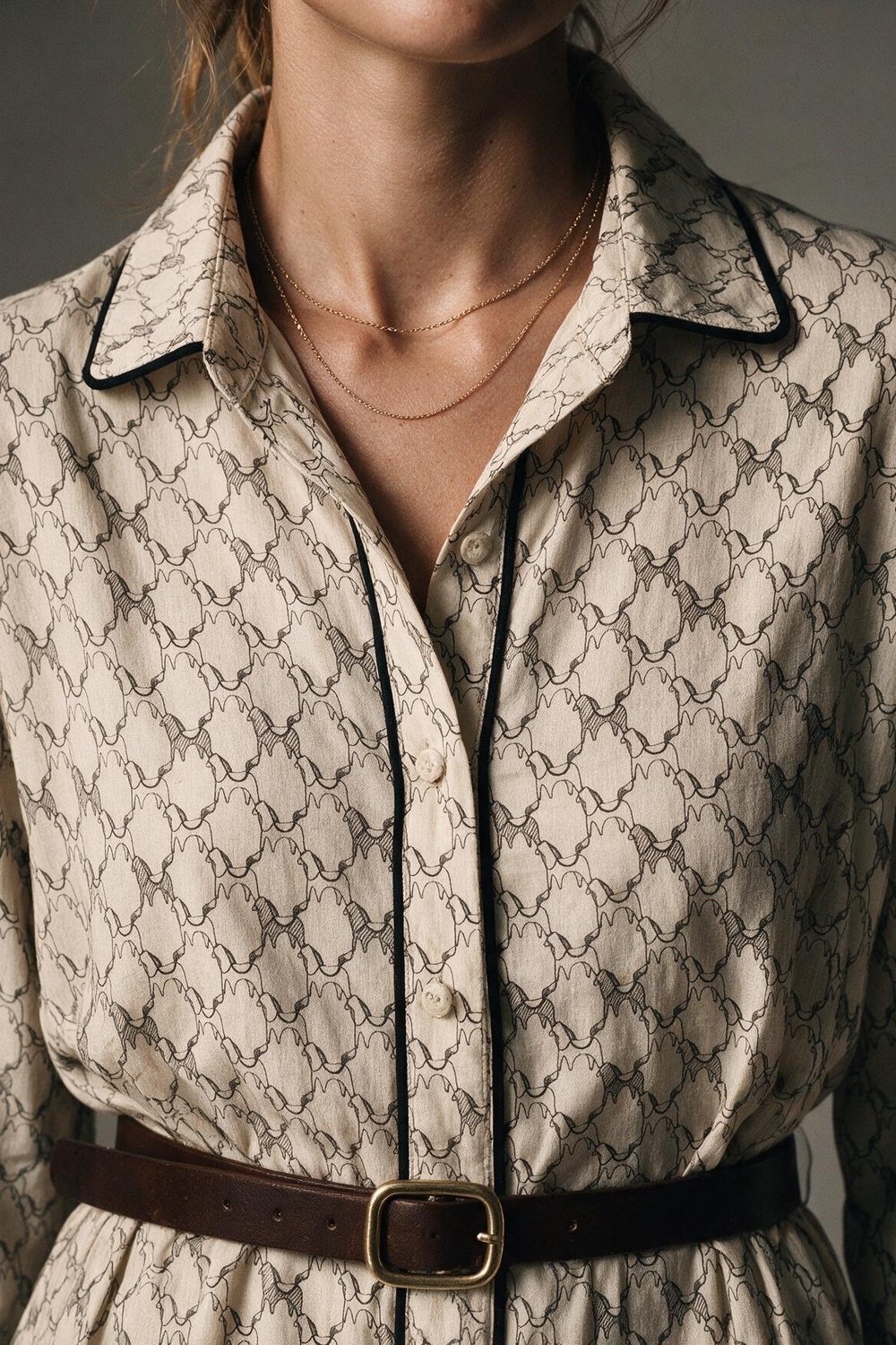 Vestido camisero maxi con cintur&oacute;n y estampado de caballos crema