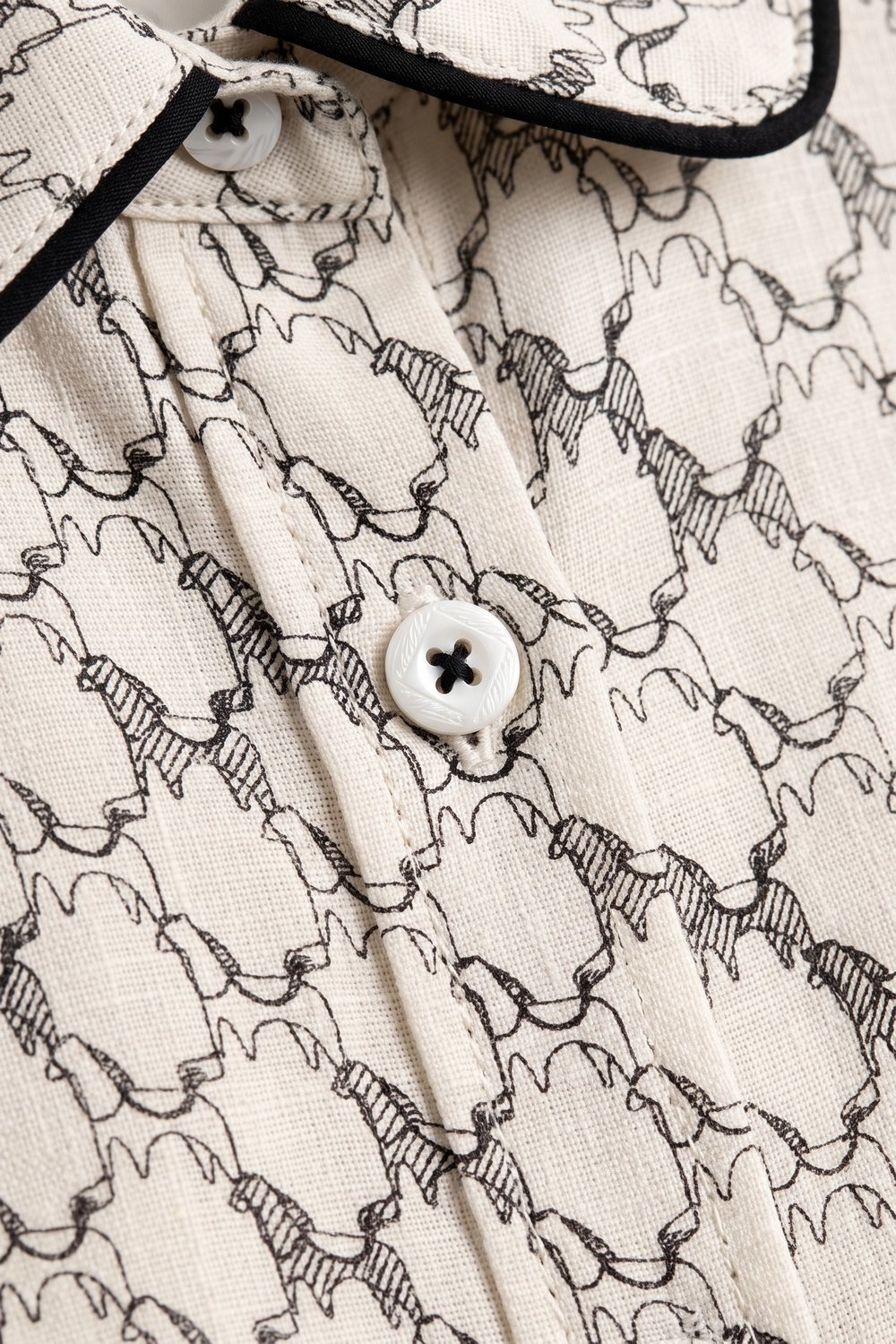 Camisa con cintur&oacute;n tejido ligero estampado de caballos en color crema