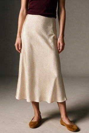 Falda midi de satén con corte al bies y estampado de lunares beige sin pretina