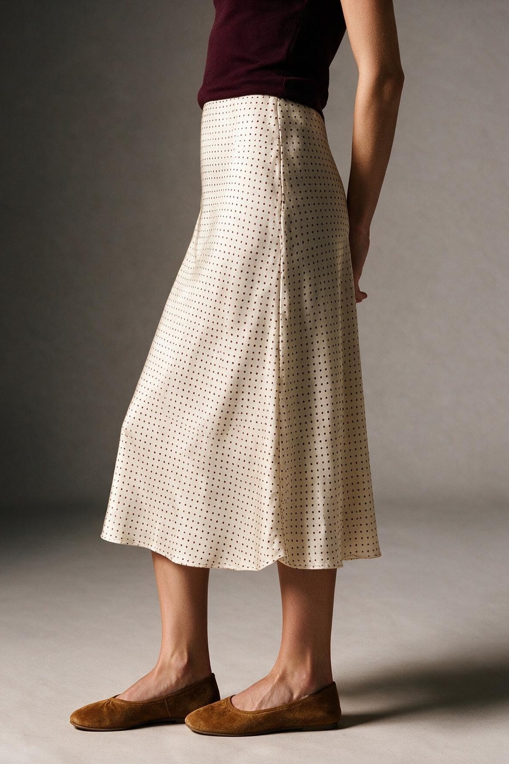Falda midi de sat&eacute;n con corte al bies y estampado de lunares beige sin pretina