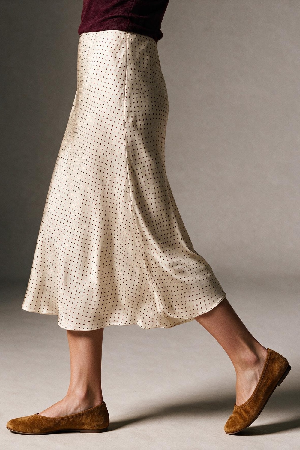 Falda midi de sat&eacute;n con corte al bies y estampado de lunares beige sin pretina
