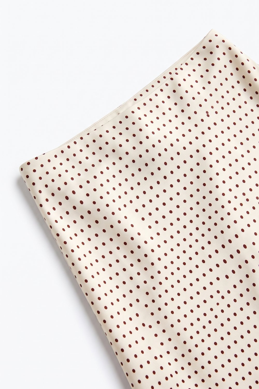 Falda midi de sat&eacute;n con corte al bies y estampado de lunares beige sin pretina