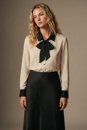 Blusa de satén ligera con estampado de lunares crema y lazo en el cuello en contraste negro