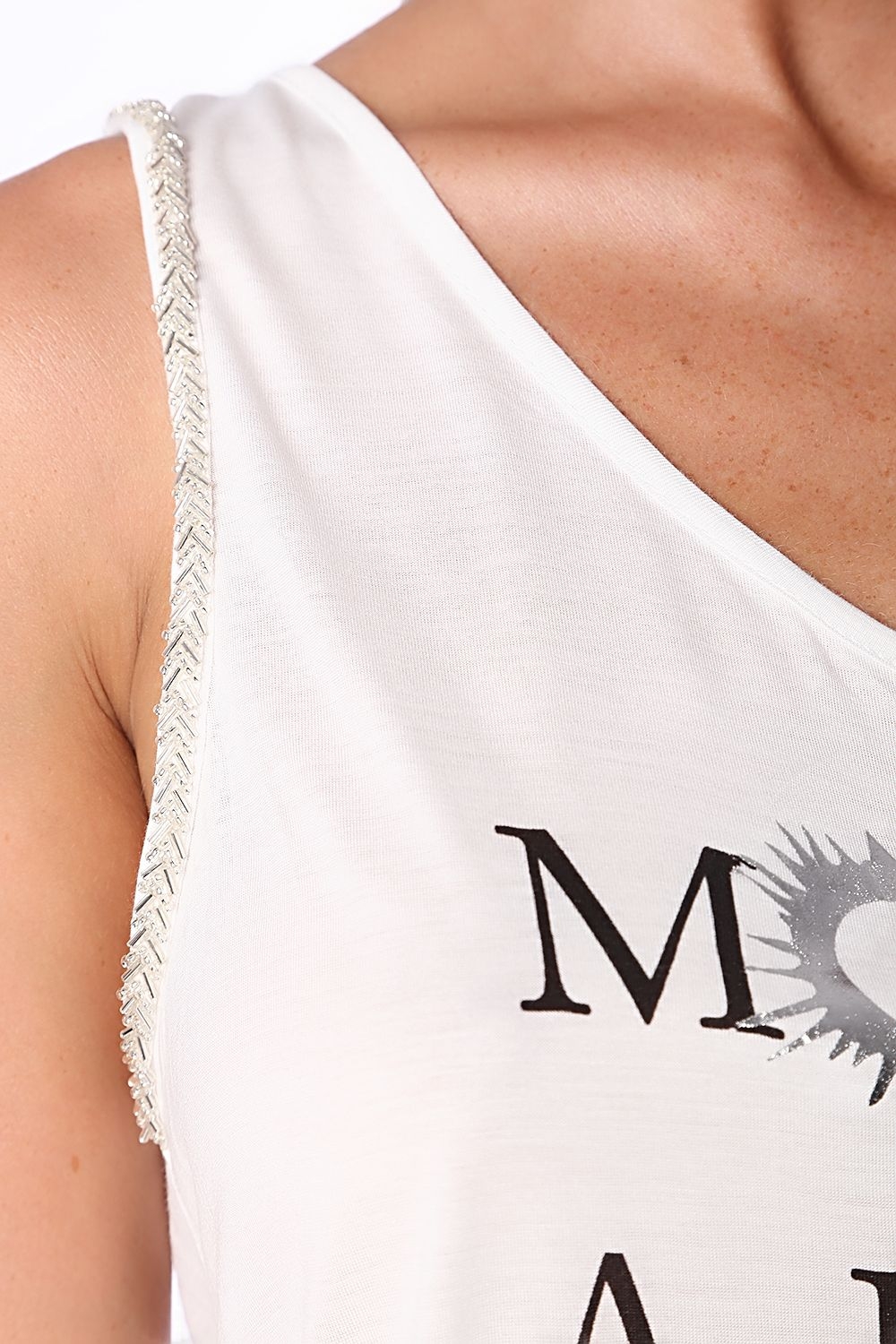 Top sin mangas blanco con logo y abertura central Top sin mangas blanco con logo y abertura central