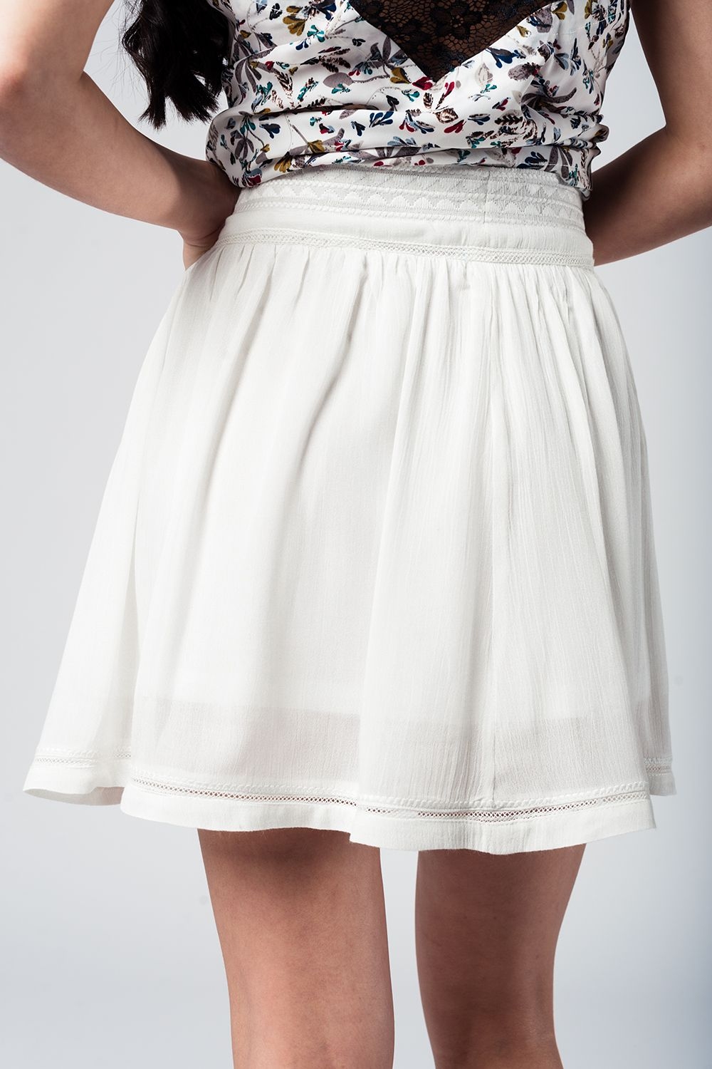 Falda corta blanca con bordado azteca Falda corta blanca con bordado azteca