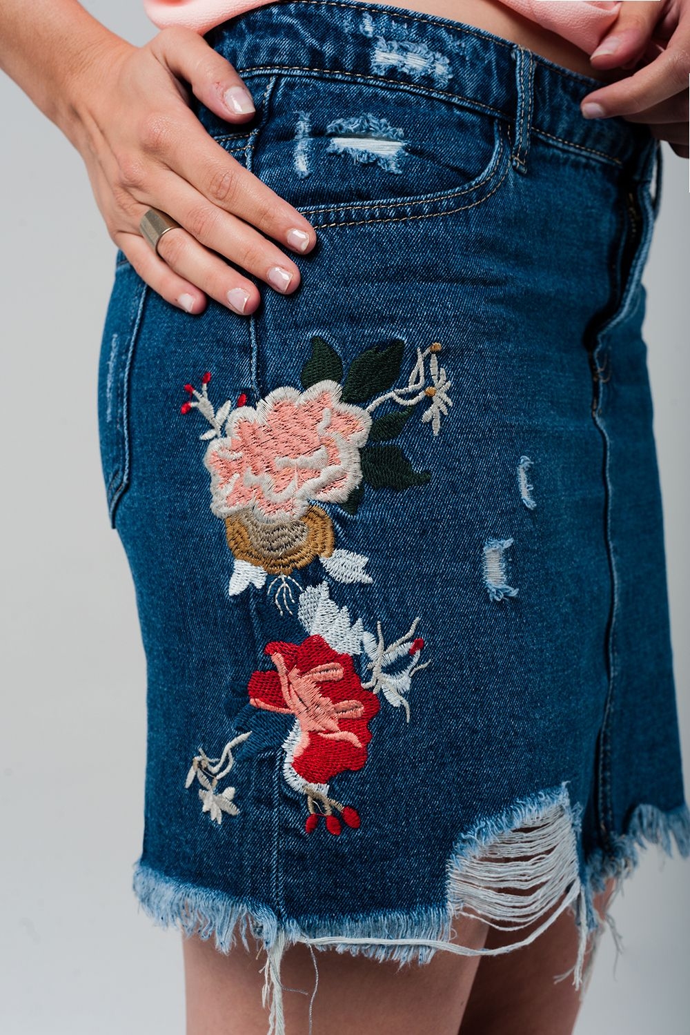 Mini falda vaquera con flores bordadas Mini falda vaquera con flores bordadas