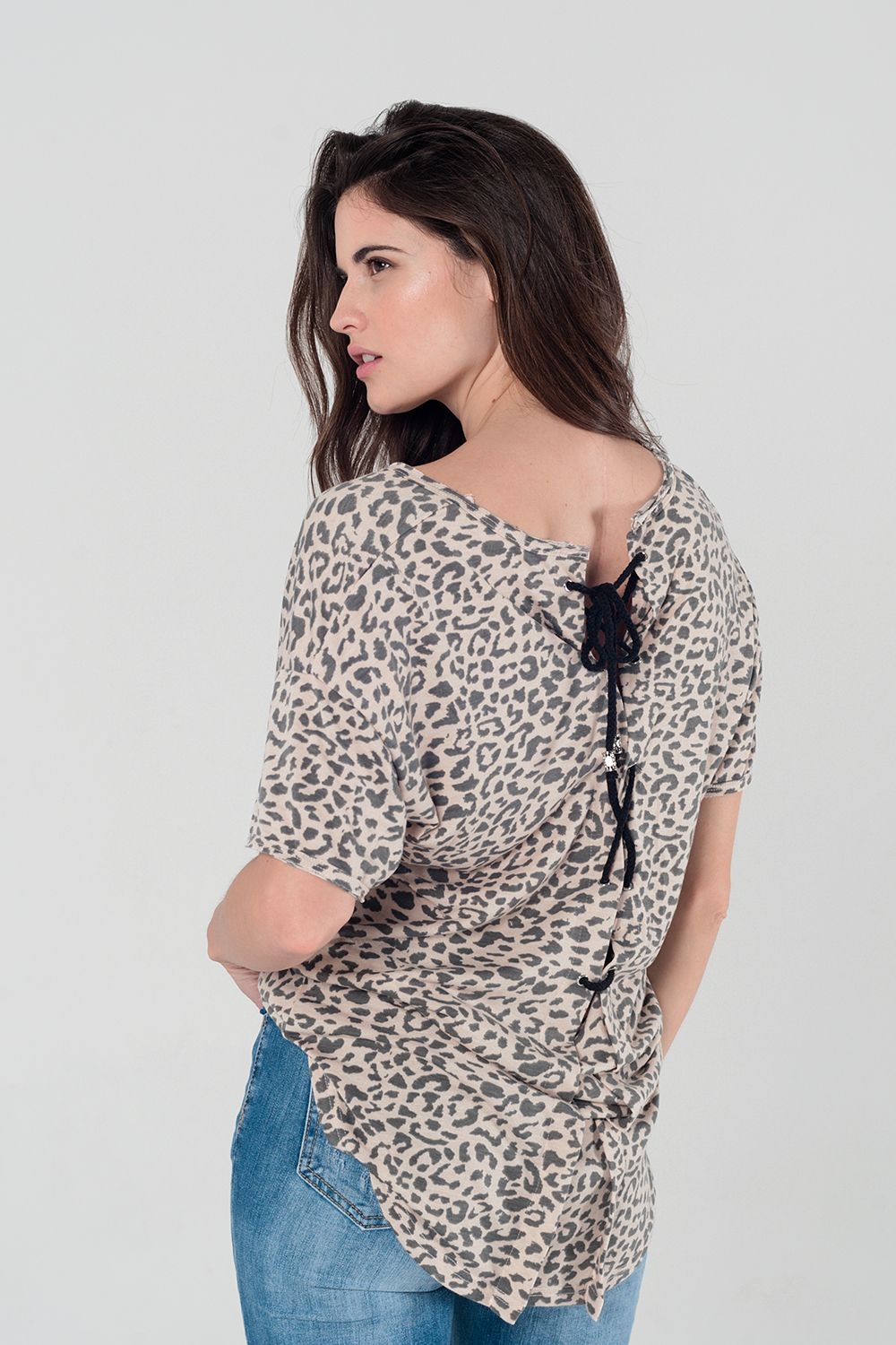 Camiseta de leopardo rosa con detalle de cordones en la espalda Camiseta de leopardo rosa con detalle de cordones en la espalda