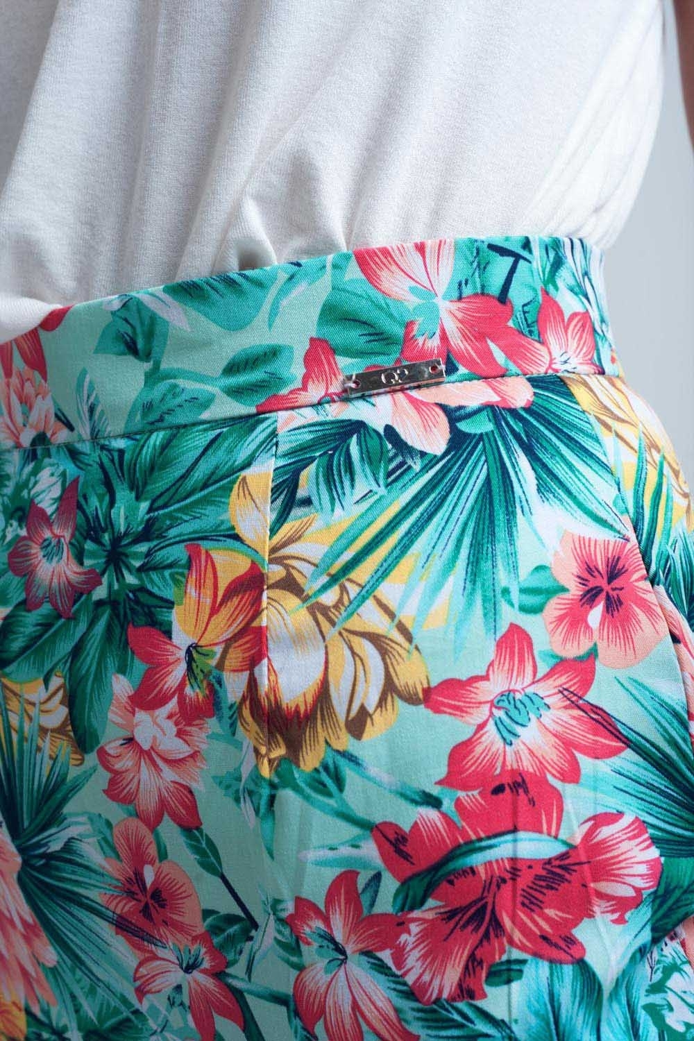 Falda floral asimétrica de color verde Falda floral asimétrica de color verde