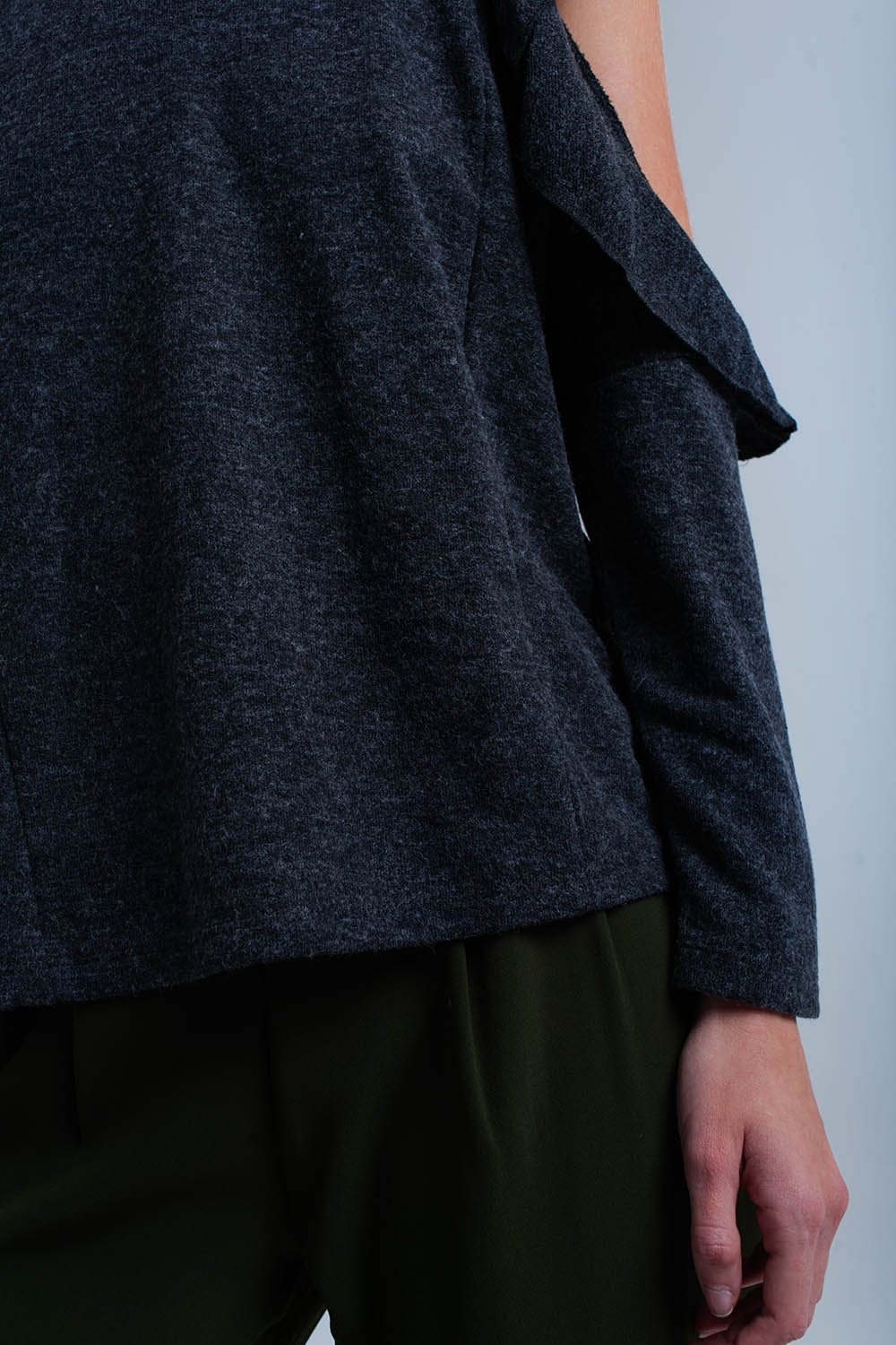 Top gris oscuro con volantes y detalles abiertos Top gris oscuro con volantes y detalles abiertos