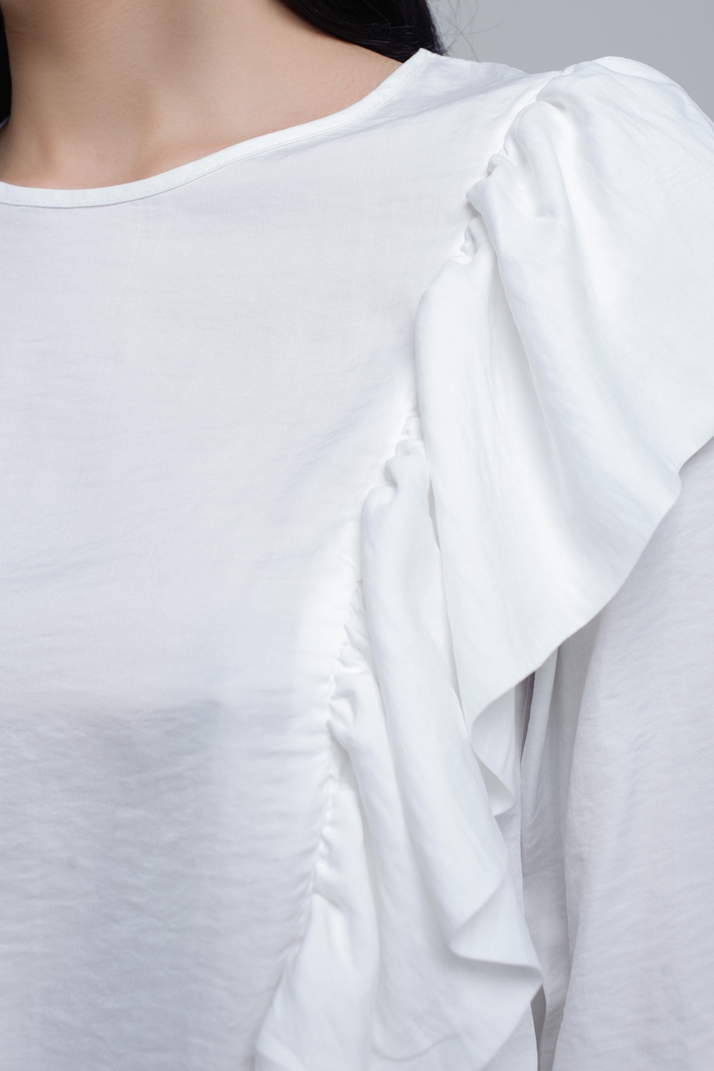 Top con detalle de volantes en crema Top con detalle de volantes en crema