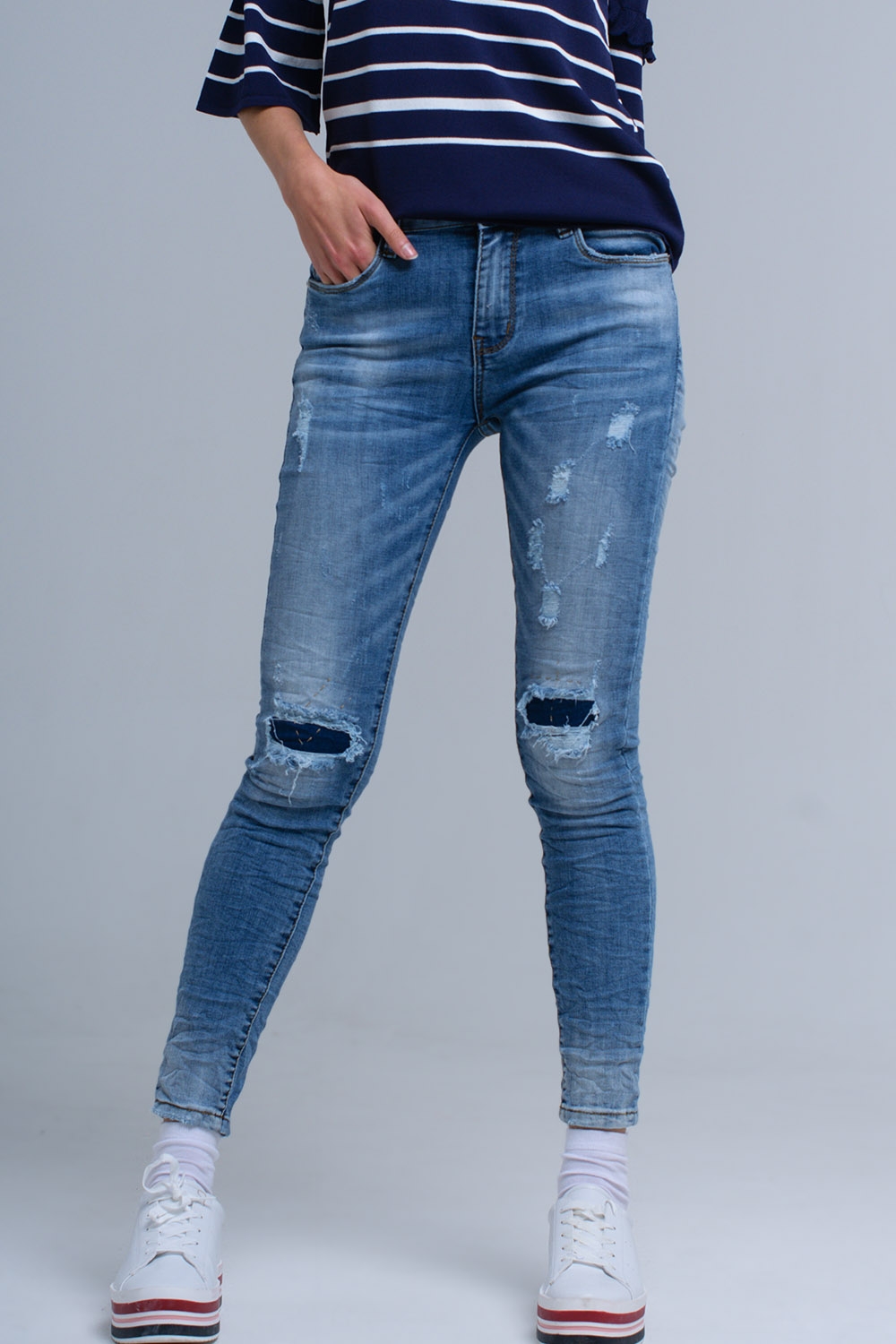 Jeans ajustados con rasgaduras Jeans ajustados con rasgaduras