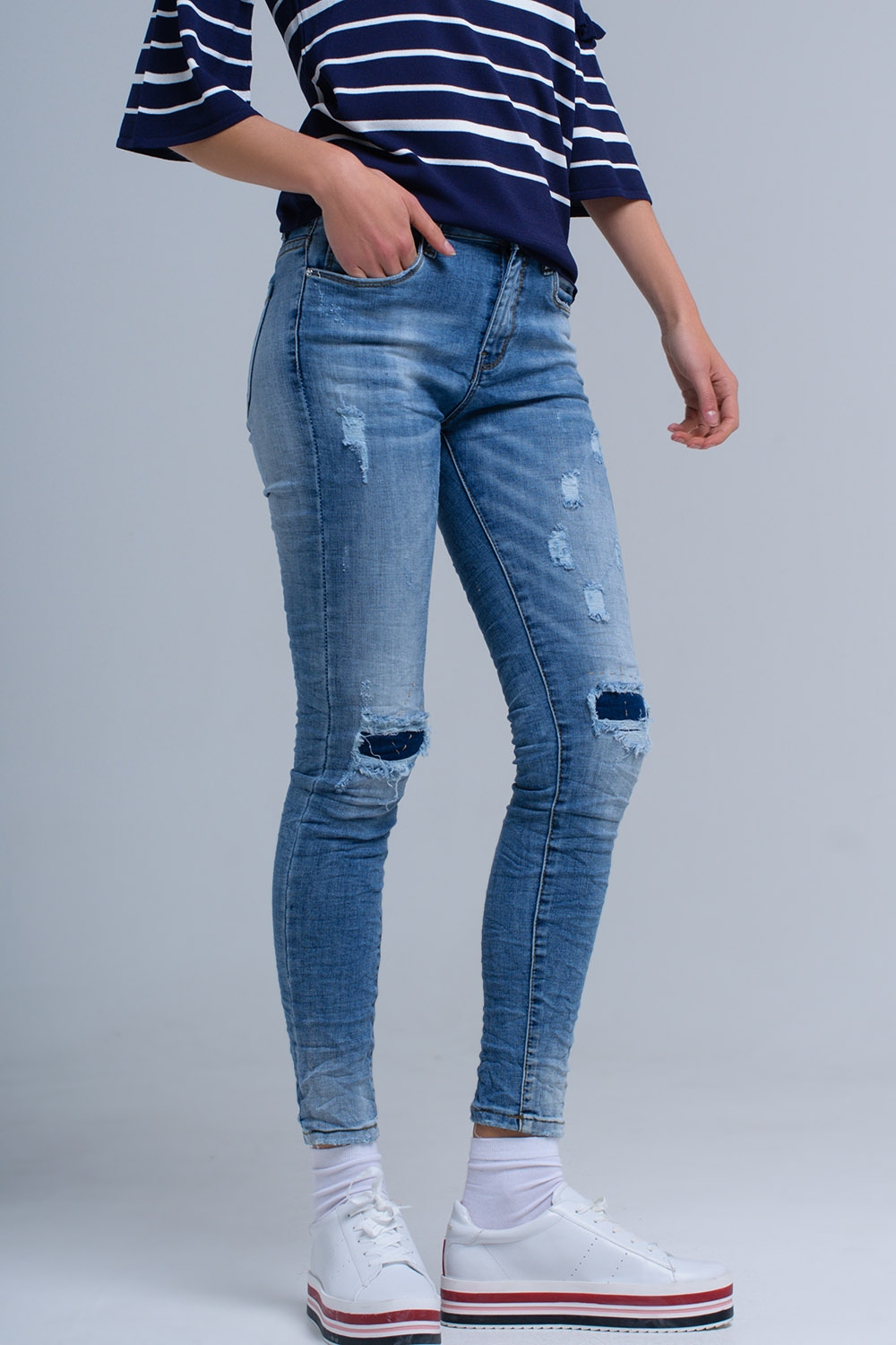 Jeans ajustados con rasgaduras Jeans ajustados con rasgaduras