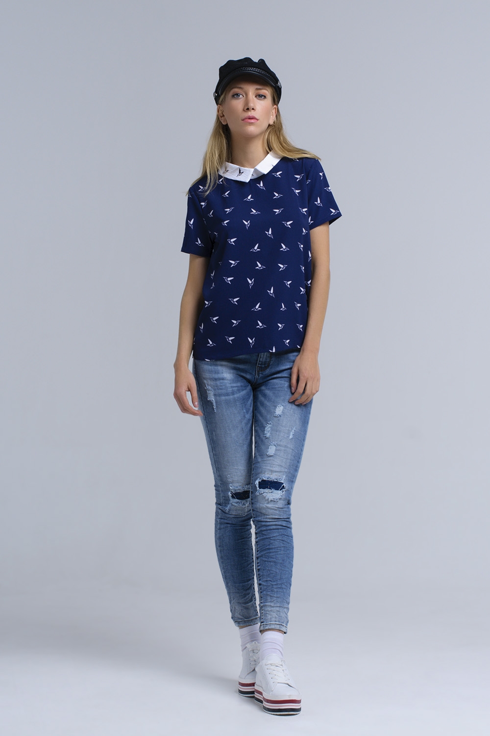 Camisa azul marino con pájaros estampados blancos Camisa azul marino con pájaros estampados blancos