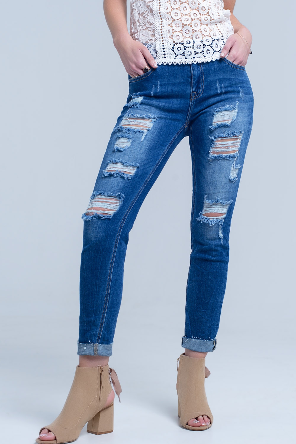 Jean con rasgaduras y bajo dehilachado Jean con rasgaduras y bajo dehilachado