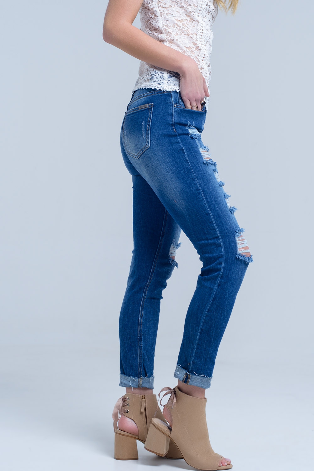 Jean con rasgaduras y bajo dehilachado Jean con rasgaduras y bajo dehilachado