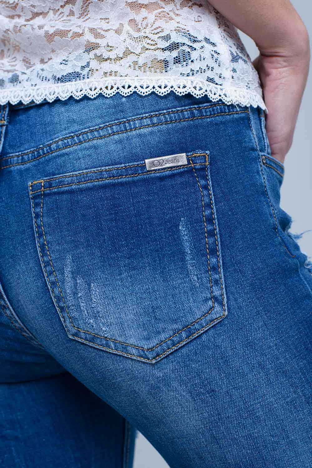 Jean con rasgaduras y bajo dehilachado Jean con rasgaduras y bajo dehilachado