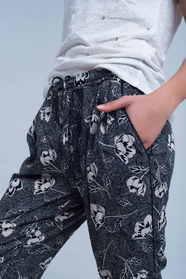 Pantalones negros con estampado floral