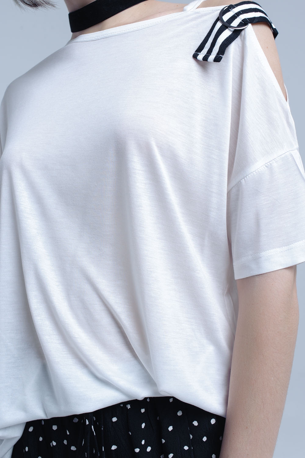 Camiseta blanca con un hombro abierto