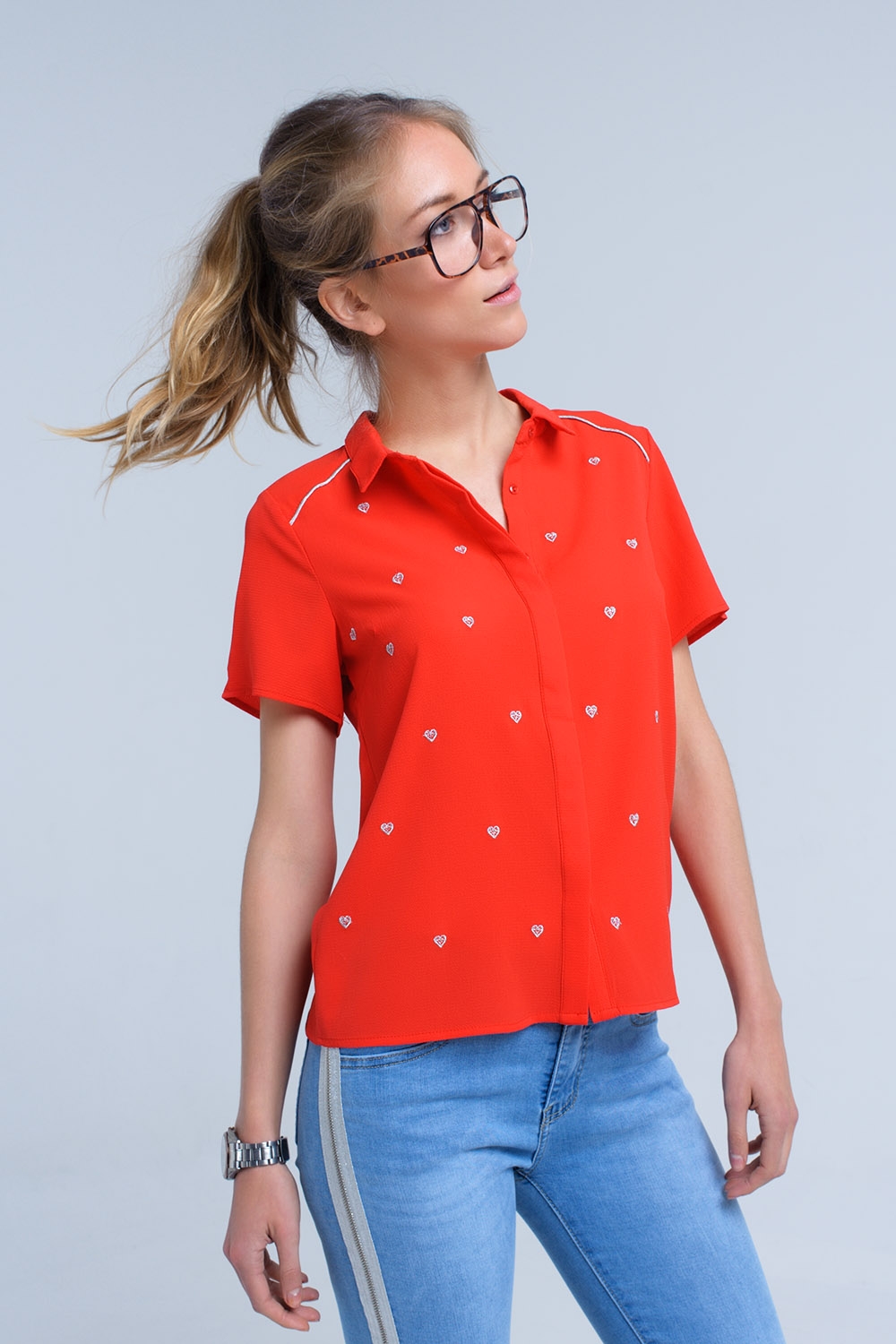 Camisa roja con bordado de corazones