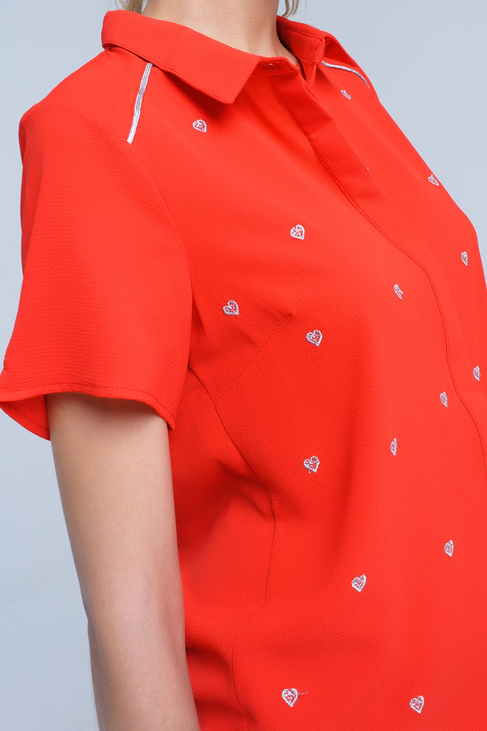 Camisa roja con bordado de corazones