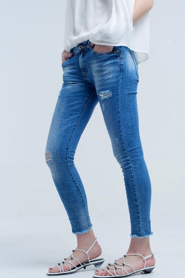 Jeans ajustados de tiro medio con roturas