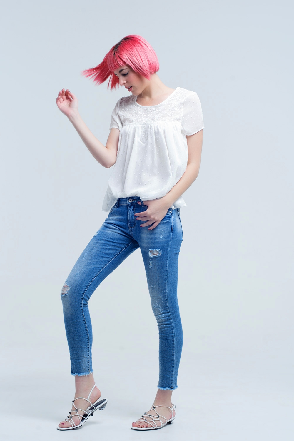 Jeans ajustados de tiro medio con roturas Jeans ajustados de tiro medio con roturas