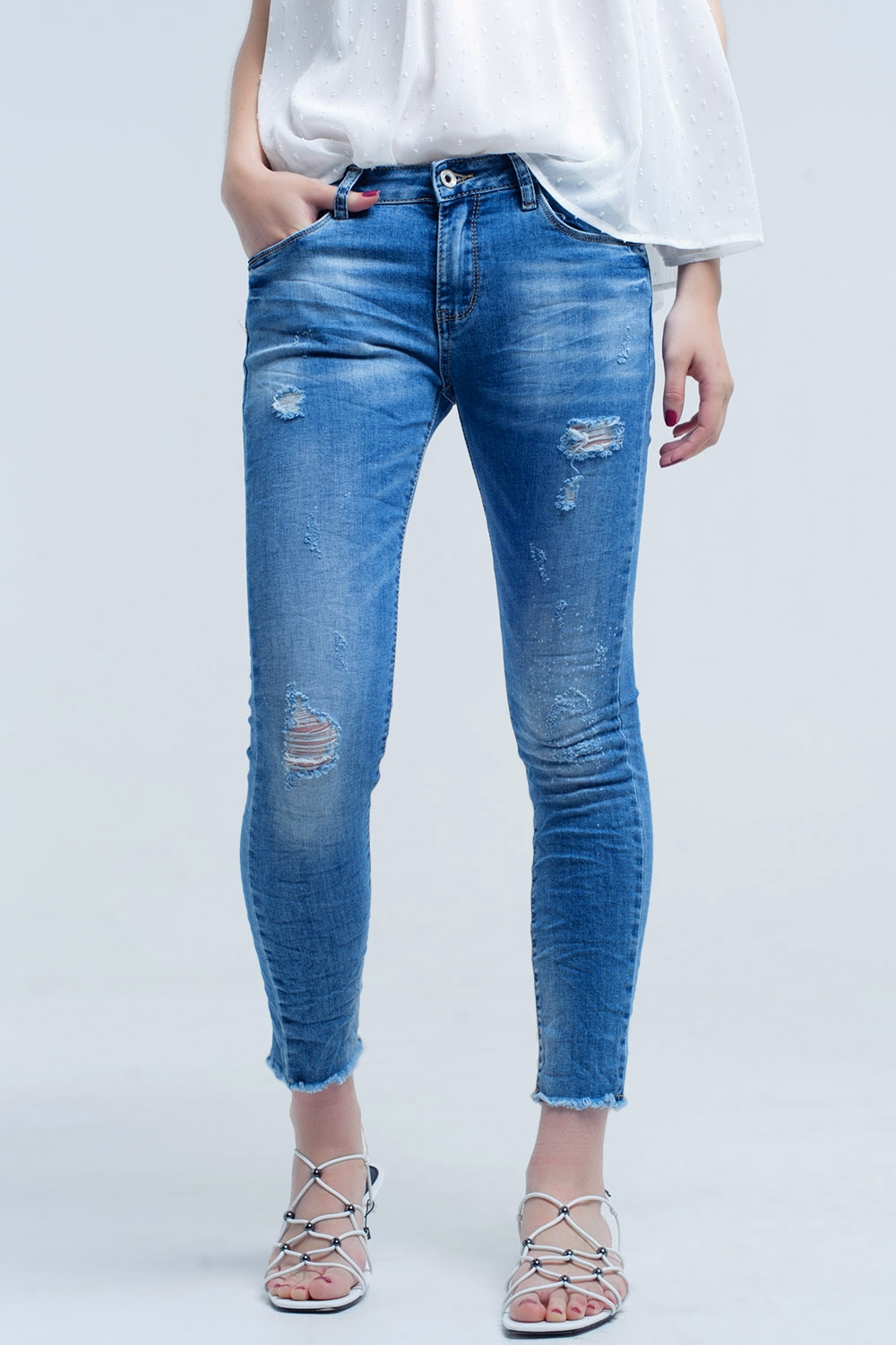 Jeans ajustados de tiro medio con roturas Jeans ajustados de tiro medio con roturas
