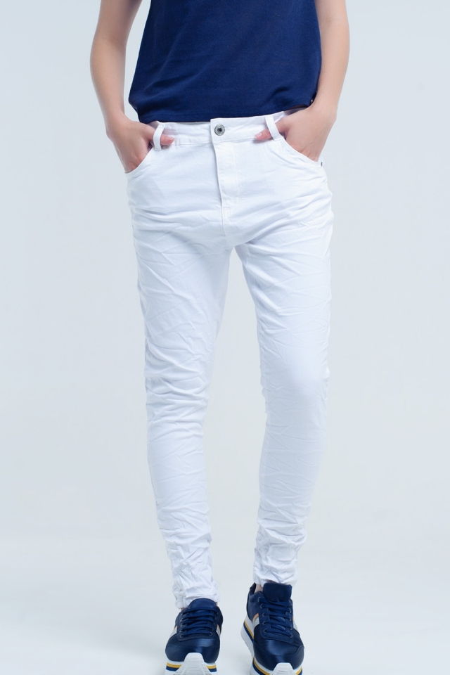 Jeans bianchi stropicciati con tasche