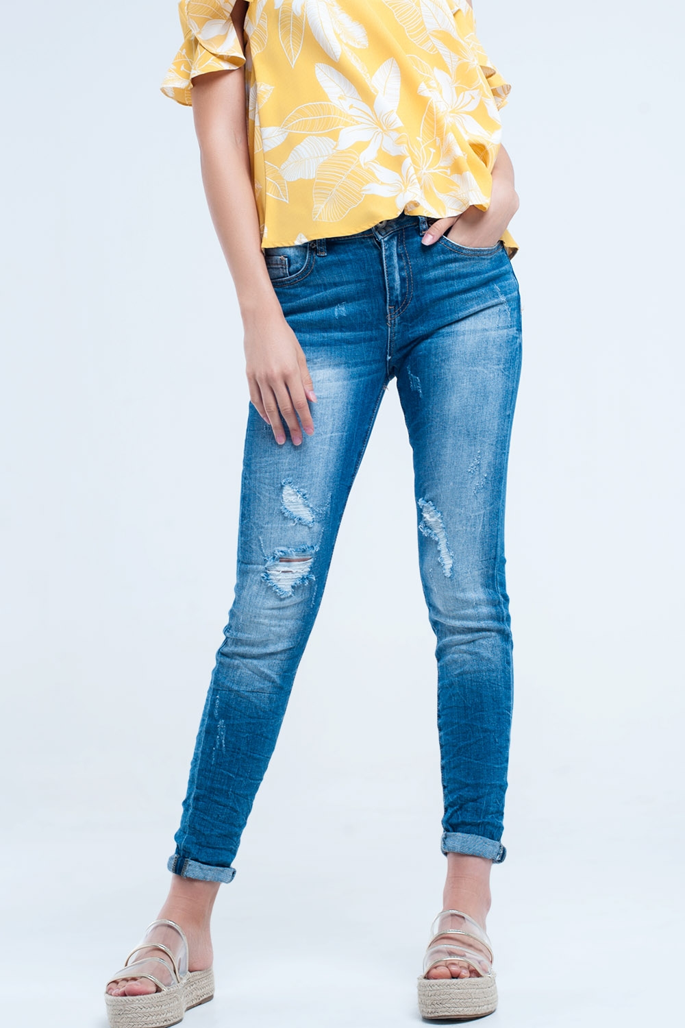 Pantalón vaquero ajustado descolorido con rasgaduras Pantalón vaquero ajustado descolorido con rasgaduras