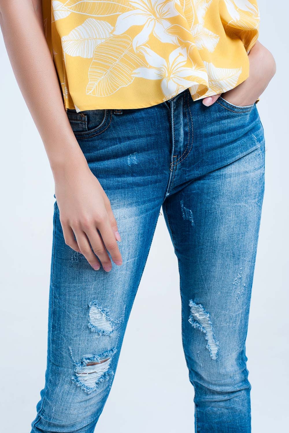 Pantalón vaquero ajustado descolorido con rasgaduras Pantalón vaquero ajustado descolorido con rasgaduras