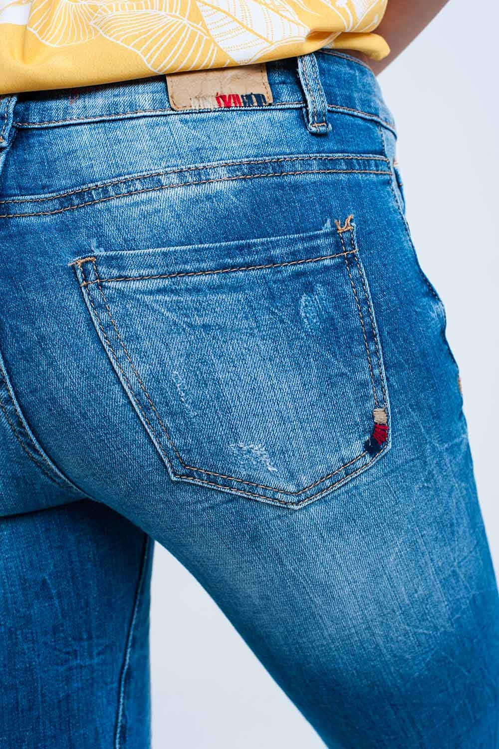 Pantalón vaquero ajustado descolorido con rasgaduras Pantalón vaquero ajustado descolorido con rasgaduras