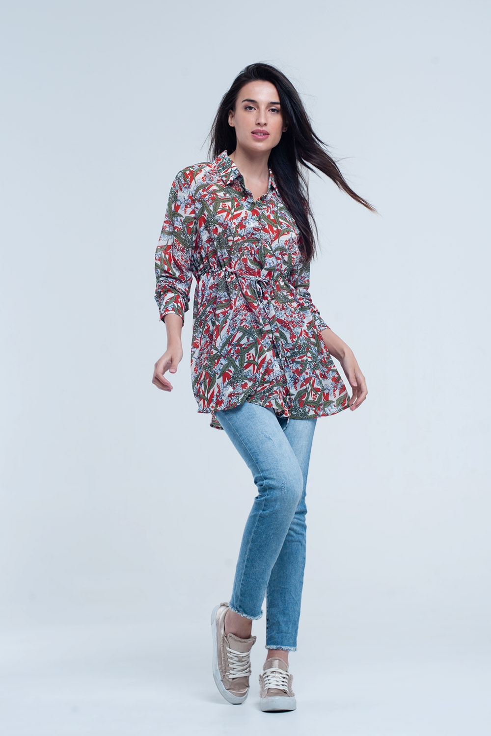Camisa roja con flores y hojas impresas