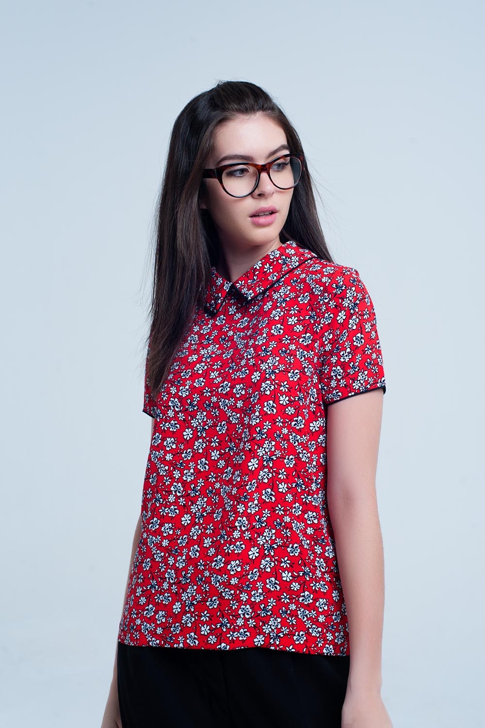 Camisa roja con flores blancas impresas Camisa roja con flores blancas impresas