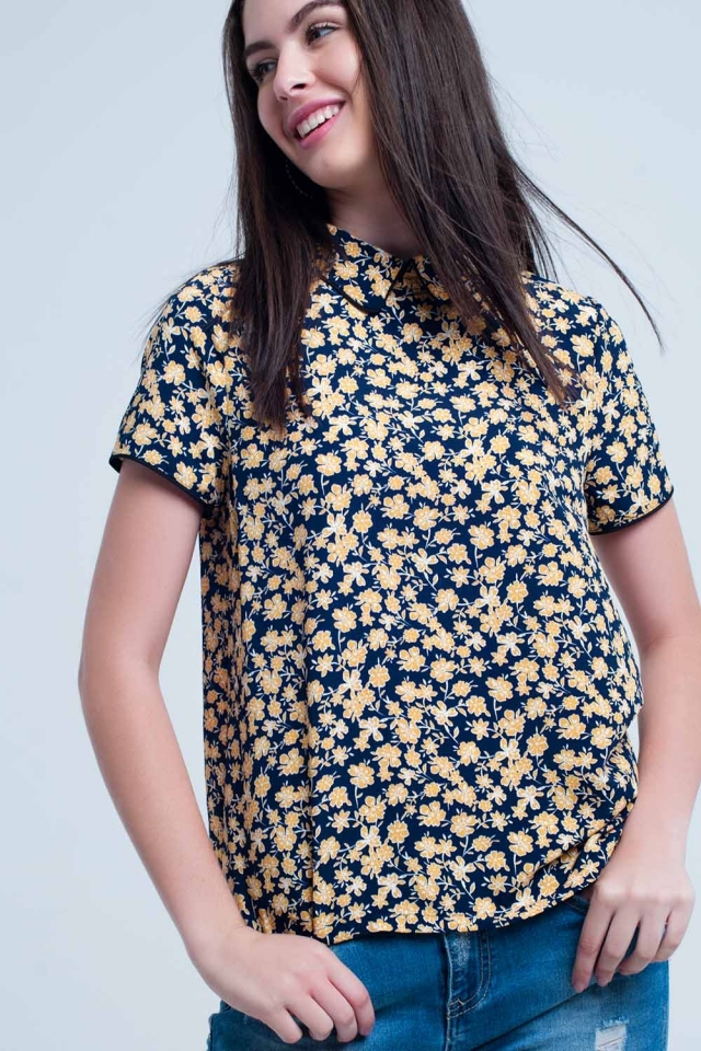Camisa con estampado de flores amarillas