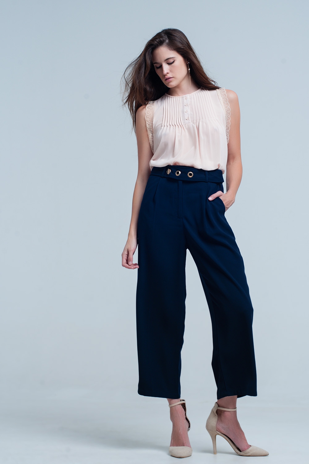 Top sin mangas beige con detalles de encaje Top sin mangas beige con detalles de encaje