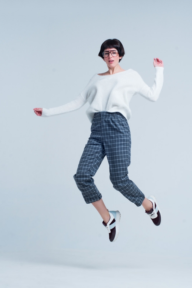 Pantalones grises en estampado de tartán blanco