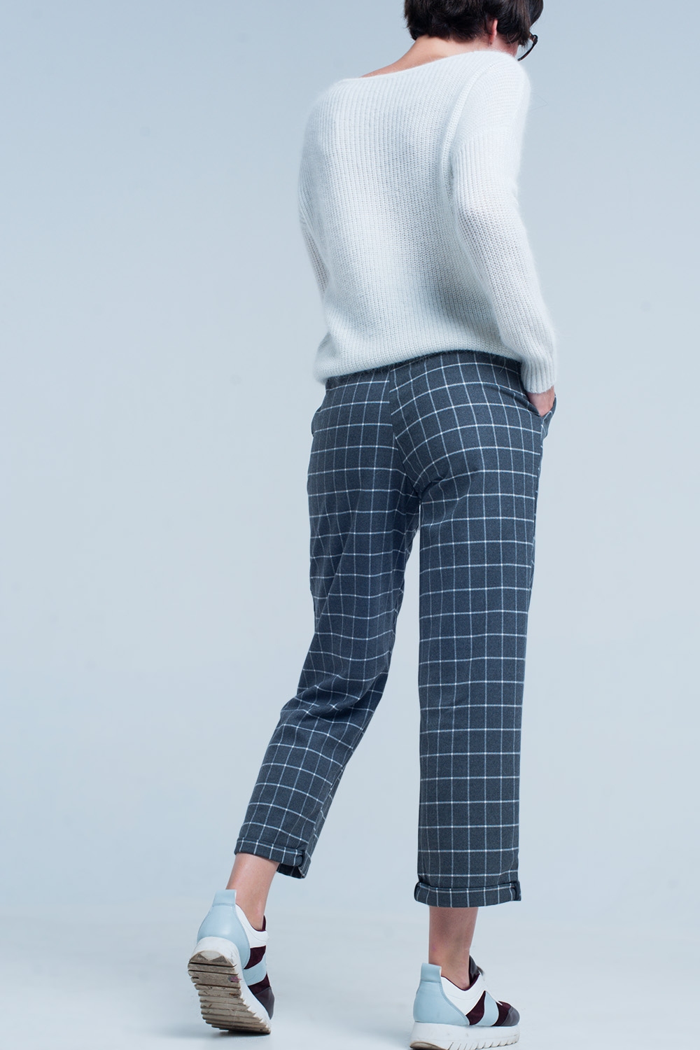Pantalon gris en estampado de cuadros en blanco Pantalon gris en estampado de cuadros en blanco