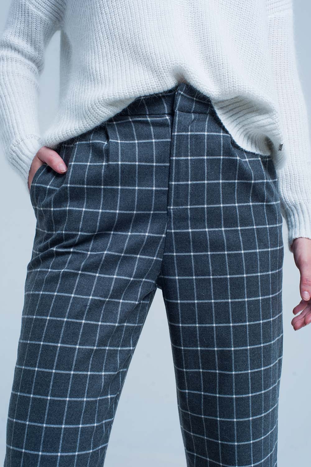 Pantalon gris en estampado de cuadros en blanco Pantalon gris en estampado de cuadros en blanco