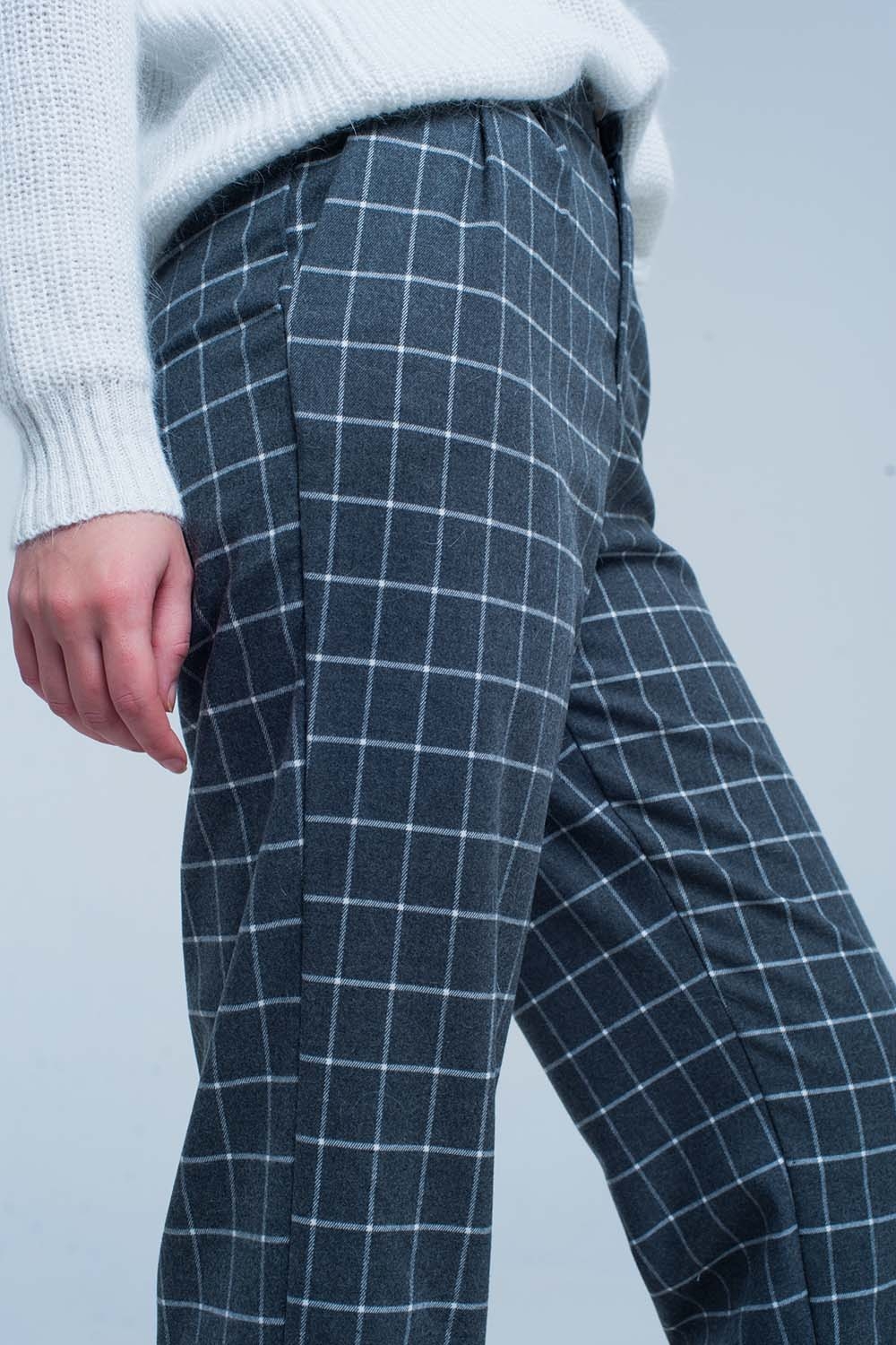 Pantalon gris en estampado de cuadros en blanco Pantalon gris en estampado de cuadros en blanco