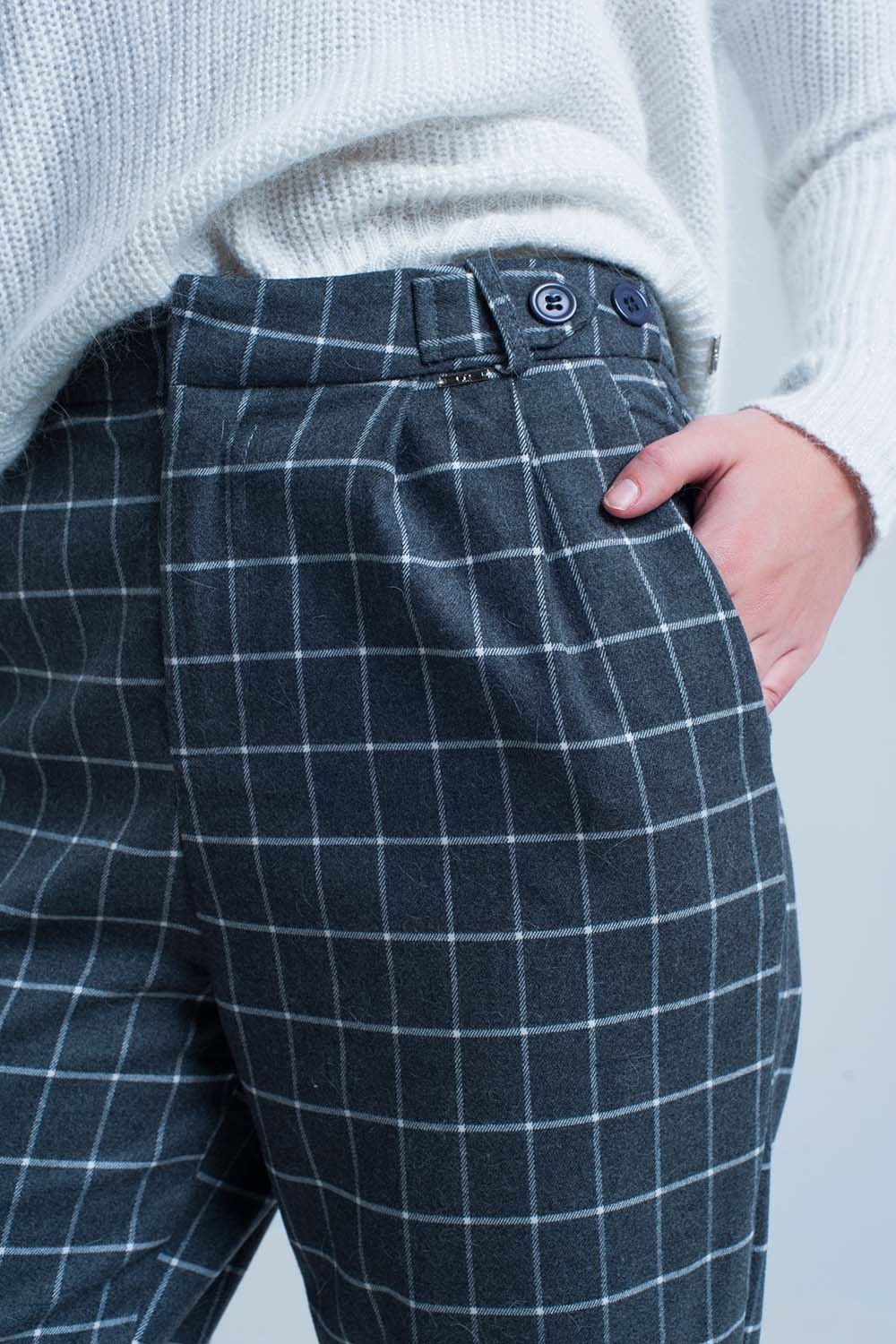 Pantalon gris en estampado de cuadros en blanco Pantalon gris en estampado de cuadros en blanco