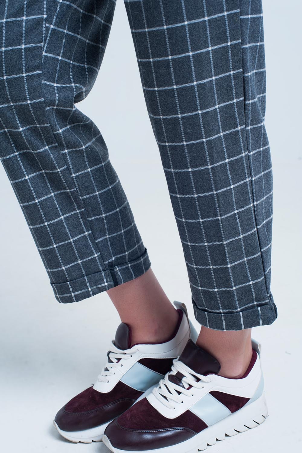 Pantalon gris en estampado de cuadros en blanco Pantalon gris en estampado de cuadros en blanco