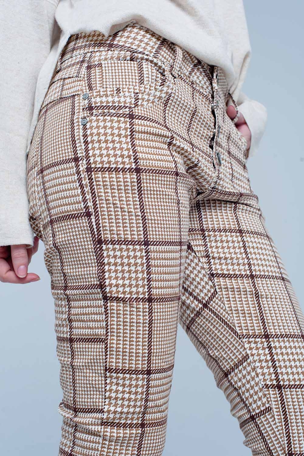 Pantalon de cuadros en beige con botones Pantalon de cuadros en beige con botones