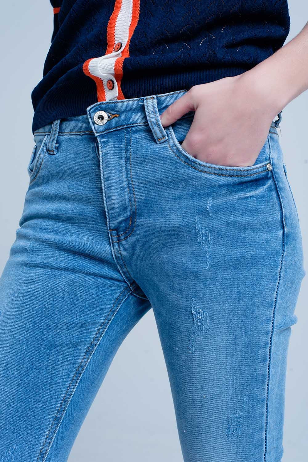 Vaqueros ajustados lavado azul con flecos en el bajo Vaqueros ajustados lavado azul con flecos en el bajo