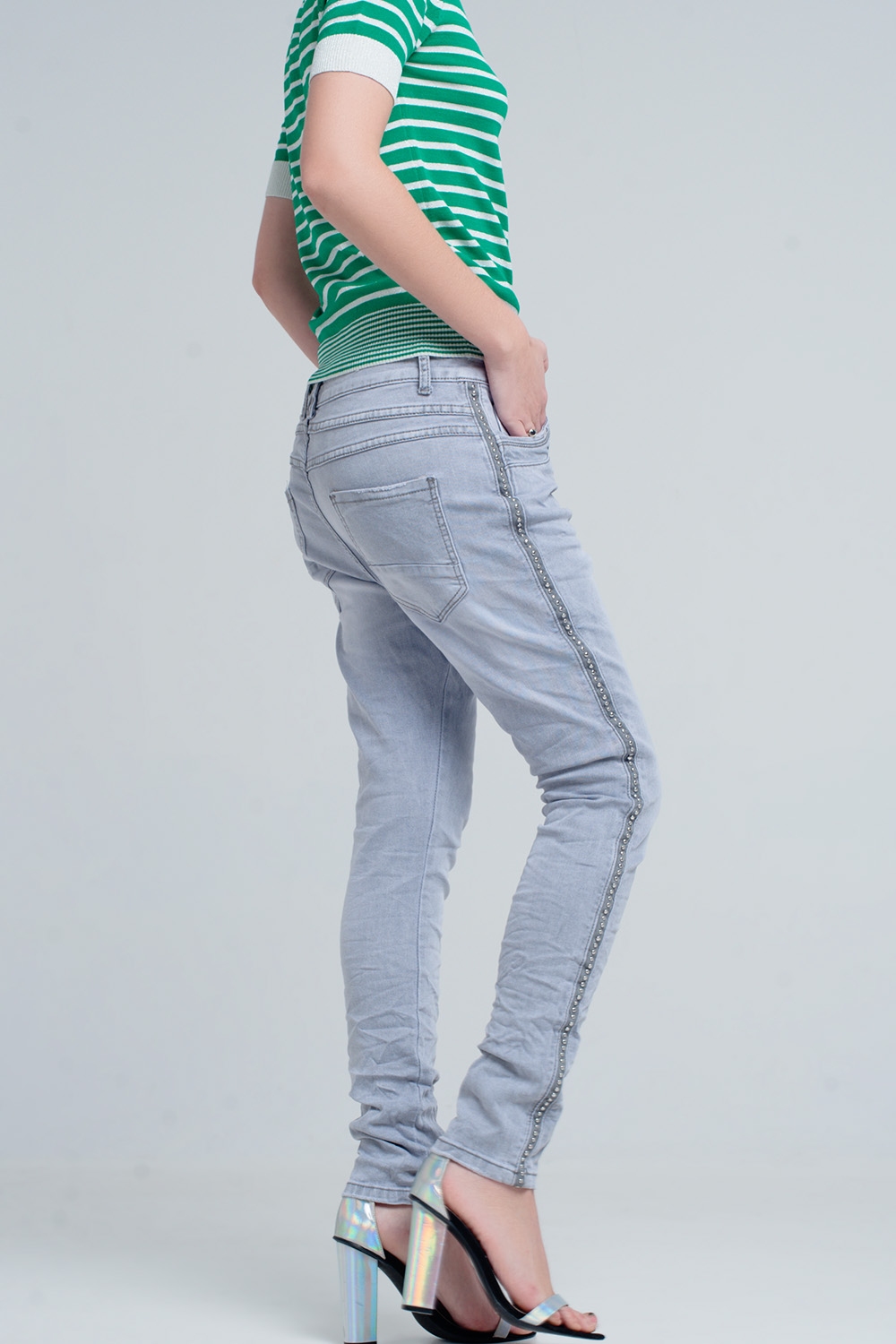 jeans gris con detalles metálicos en el lateral jeans gris con detalles metálicos en el lateral