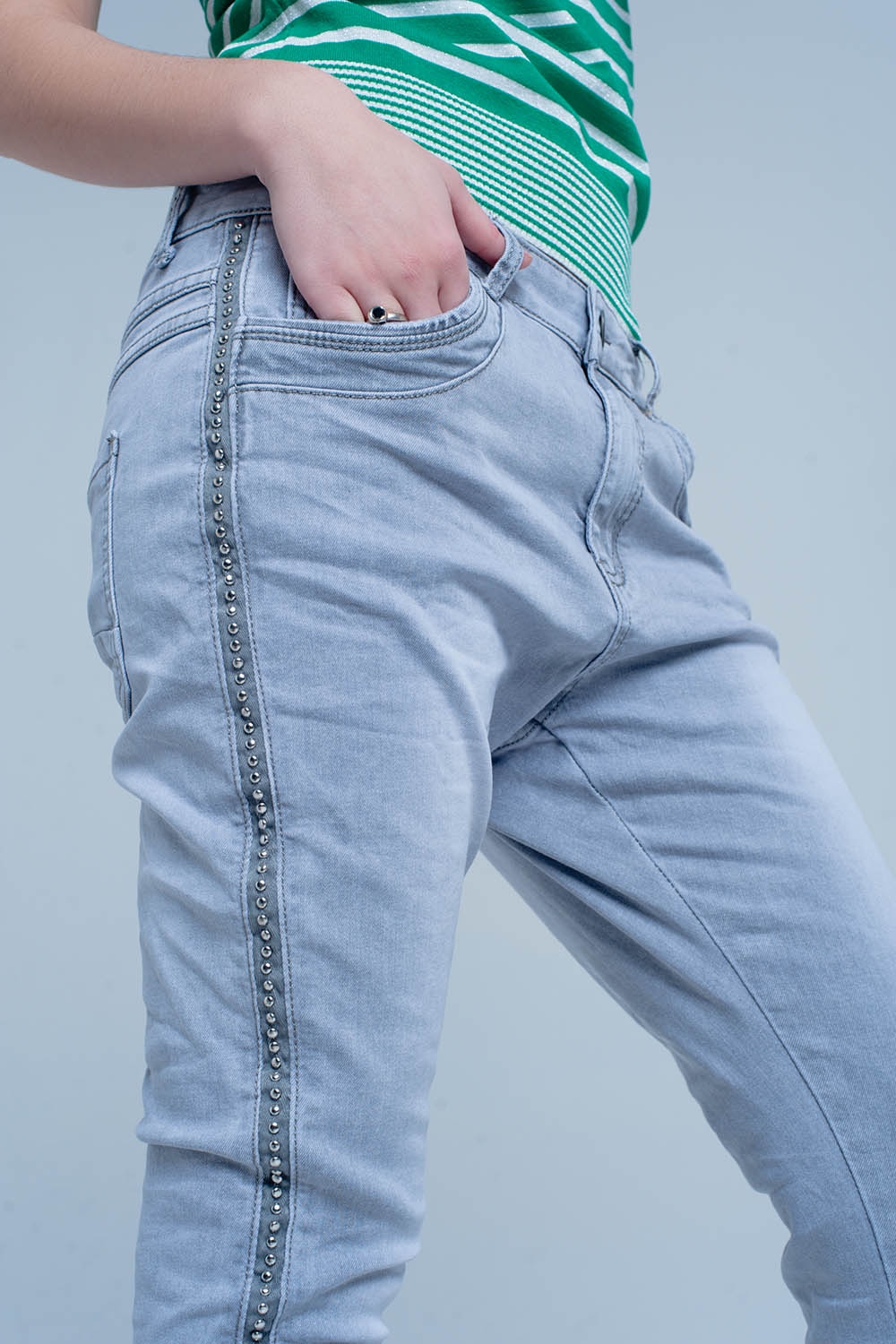 jeans gris con detalles metálicos en el lateral jeans gris con detalles metálicos en el lateral