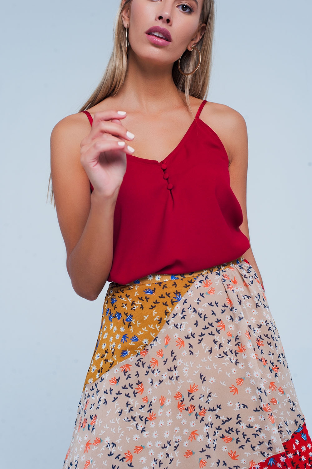 Falda roja larga de corte al bies con estampado de florecillas Falda roja larga de corte al bies con estampado de florecillas