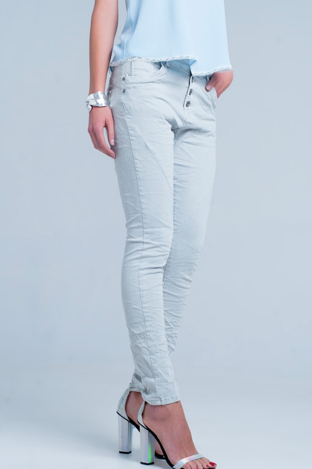 Vaqueros color gris estilo Boyfriend de talle bajo y botones